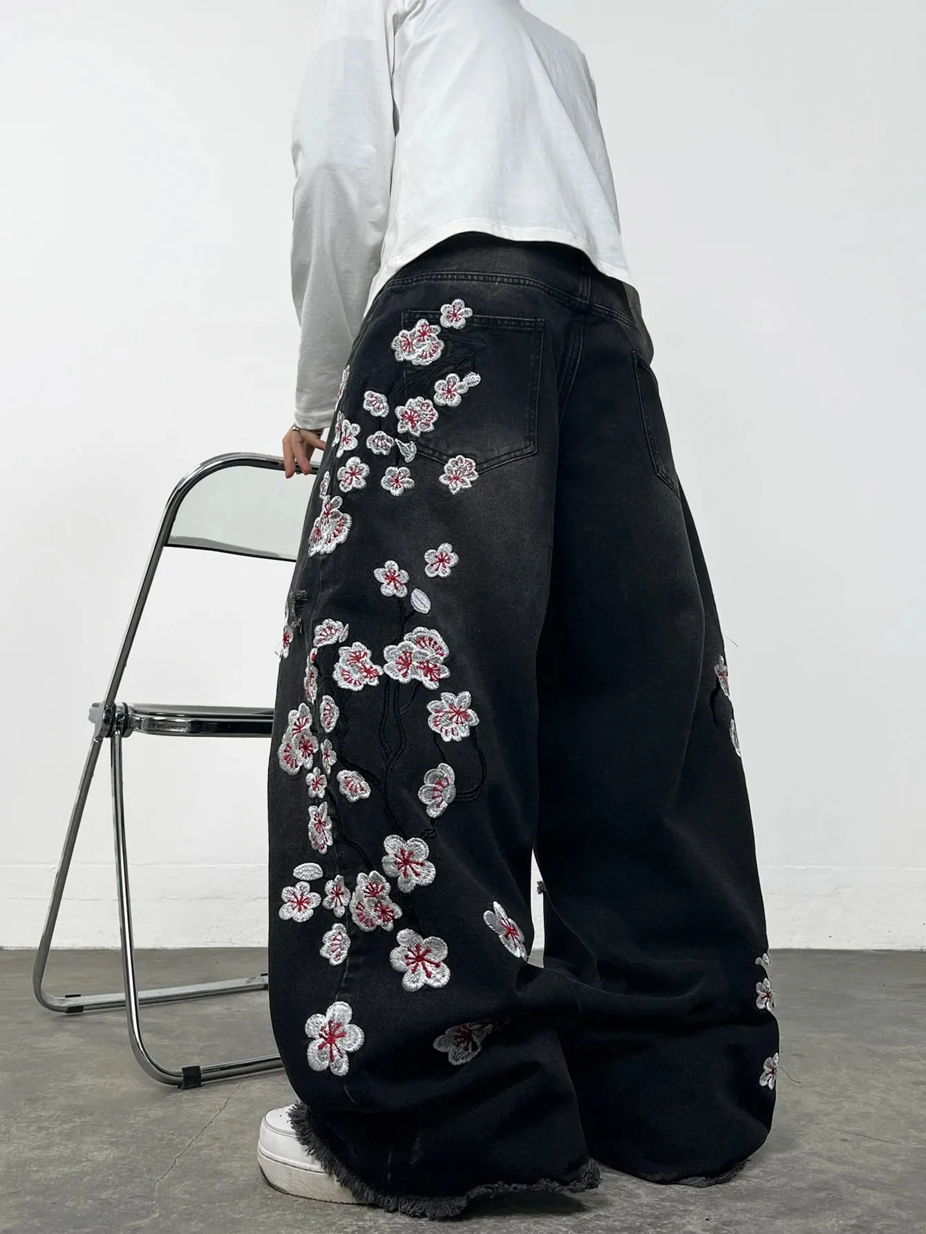 American Retro Floral Embroidery Ripped Design Black Men's Loose Jeans Washed Y2K Street Style Versatile Pants
