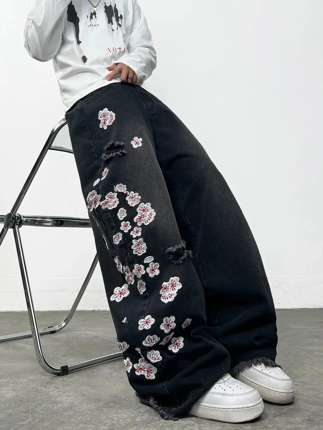 American Retro Floral Embroidery Ripped Design Black Men's Loose Jeans Washed Y2K Street Style Versatile Pants