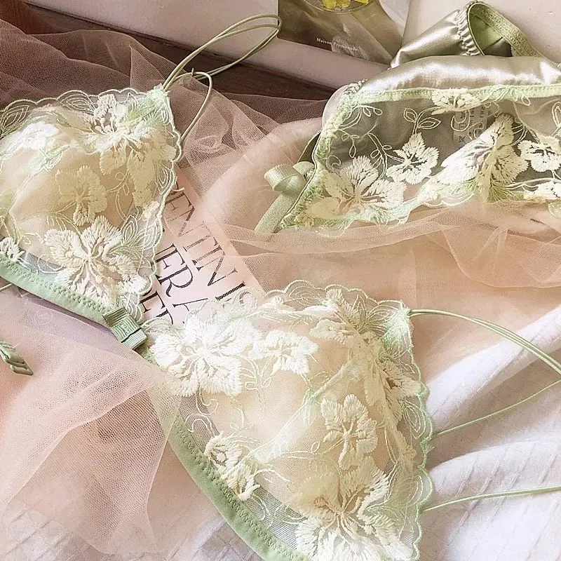 French Niche Design Lingerie Embroidered Mesh Non Wired Triangle Cup Retro Lace Bralette Thin Comfortable Bra UK Tushy MOYISU