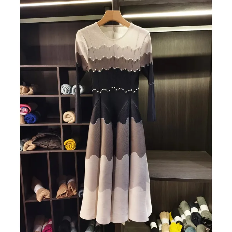 Designed Women's Pleated Dress O-neck Loose Fit High-end Fashion Color Block Beaded Long Sleeve Famale Clothing 2DB6598