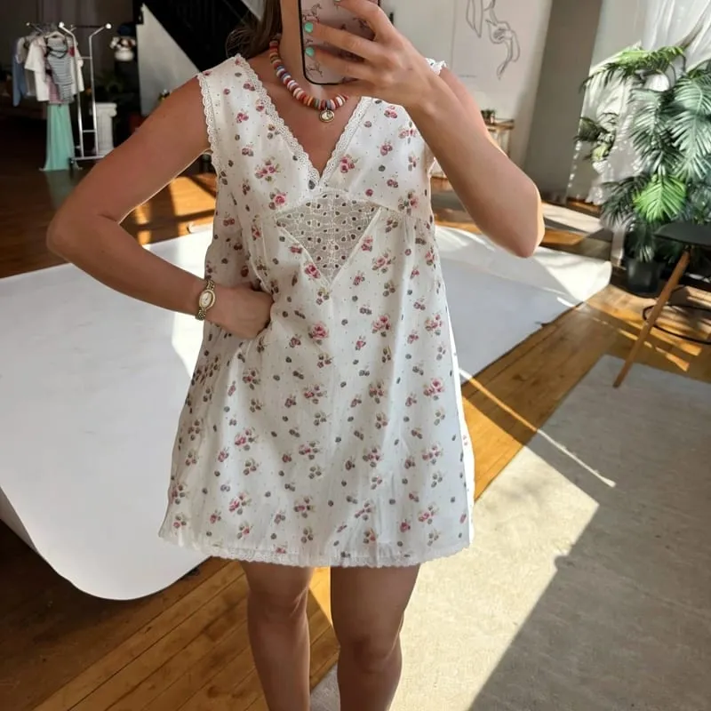 Combhasaki Women Summer Y2K Mini Tank Dress Sleeveless Lace Trim Deep V Neck Trendy Floral Eyelet Beach Loose Fit Short Sundress