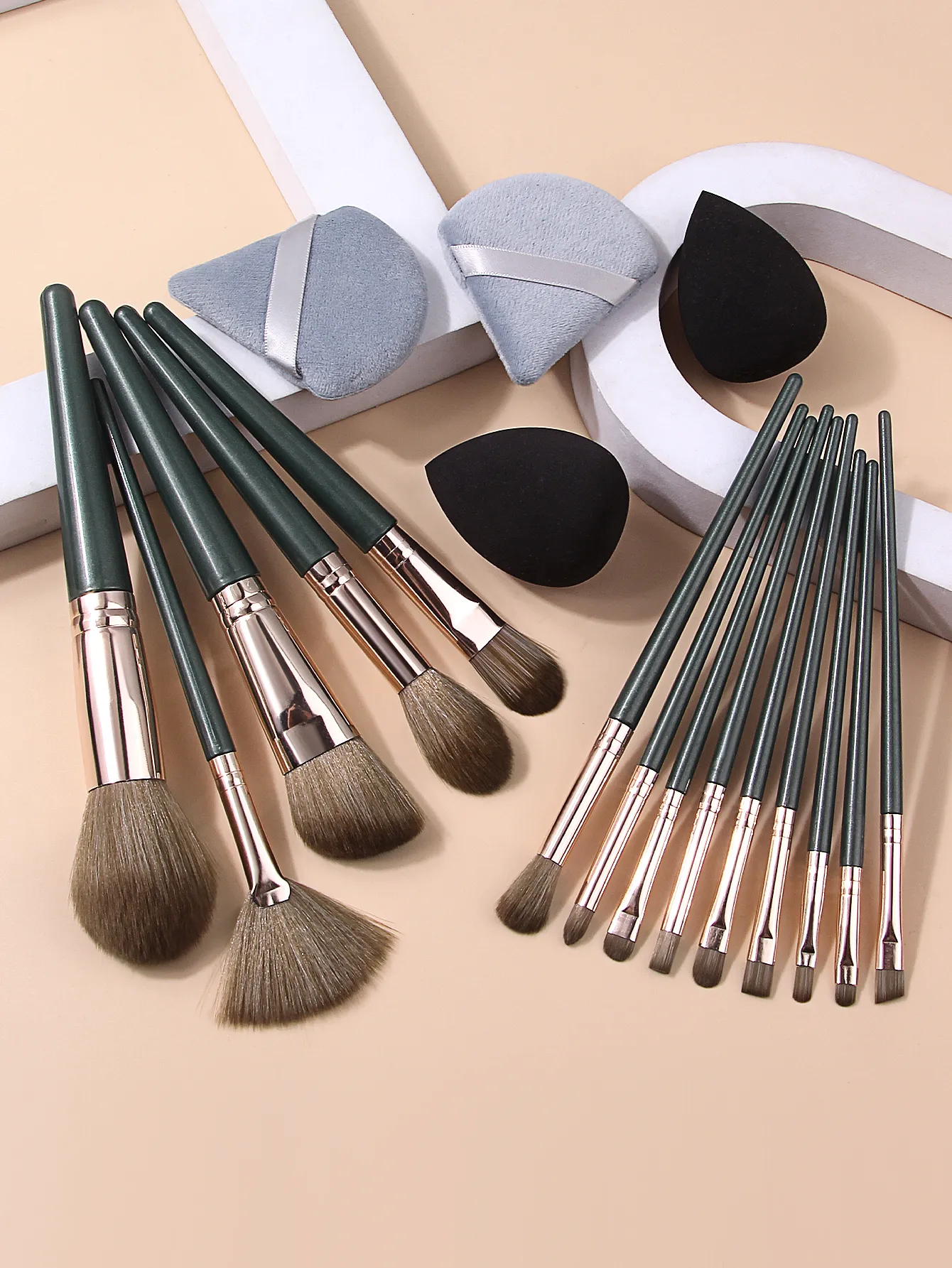 18Pcs Makeup Brush Set Soft Cosmetic Brushes for Powder Blush Eyeshadow Foundation with Beauty Sponge & Triangle Puff