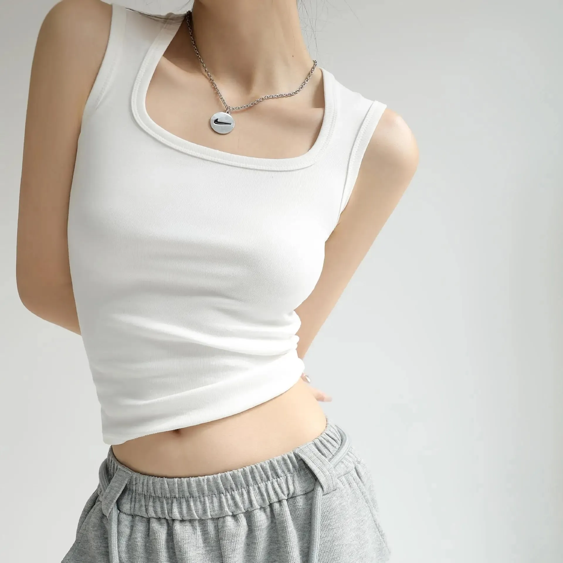 Women's Solid Color Wide Strap U-Neck Sleeveless Tank Top Summer Slim Fit Casual Basic Inner Wear Streetwear Vest