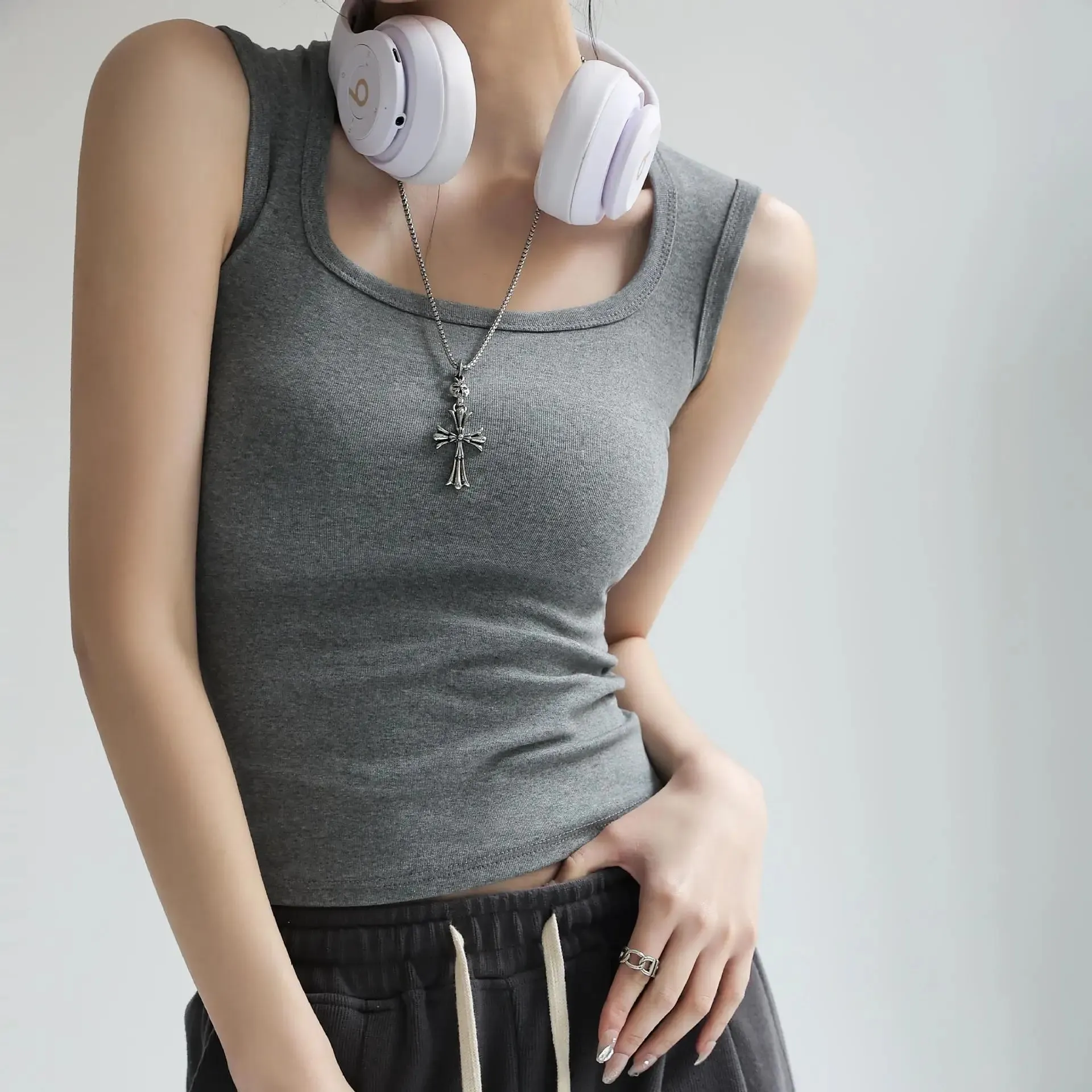 Women's Solid Color Wide Strap U-Neck Sleeveless Tank Top Summer Slim Fit Casual Basic Inner Wear Streetwear Vest