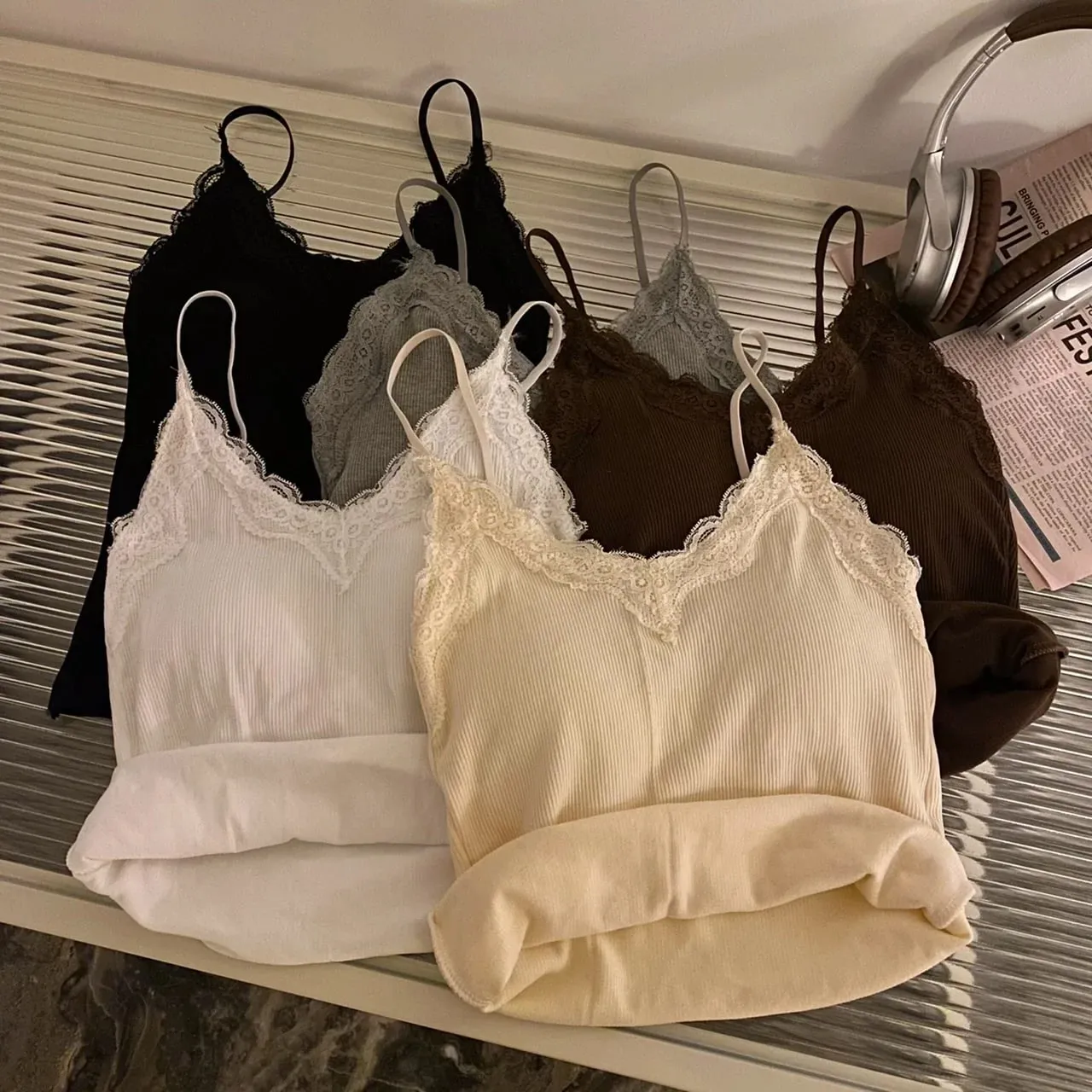 2026 verão fino elegante camis feminino camisola regata sexy sem mangas espartilho topo com almofada no peito doce rendas retalhos colheita topos
