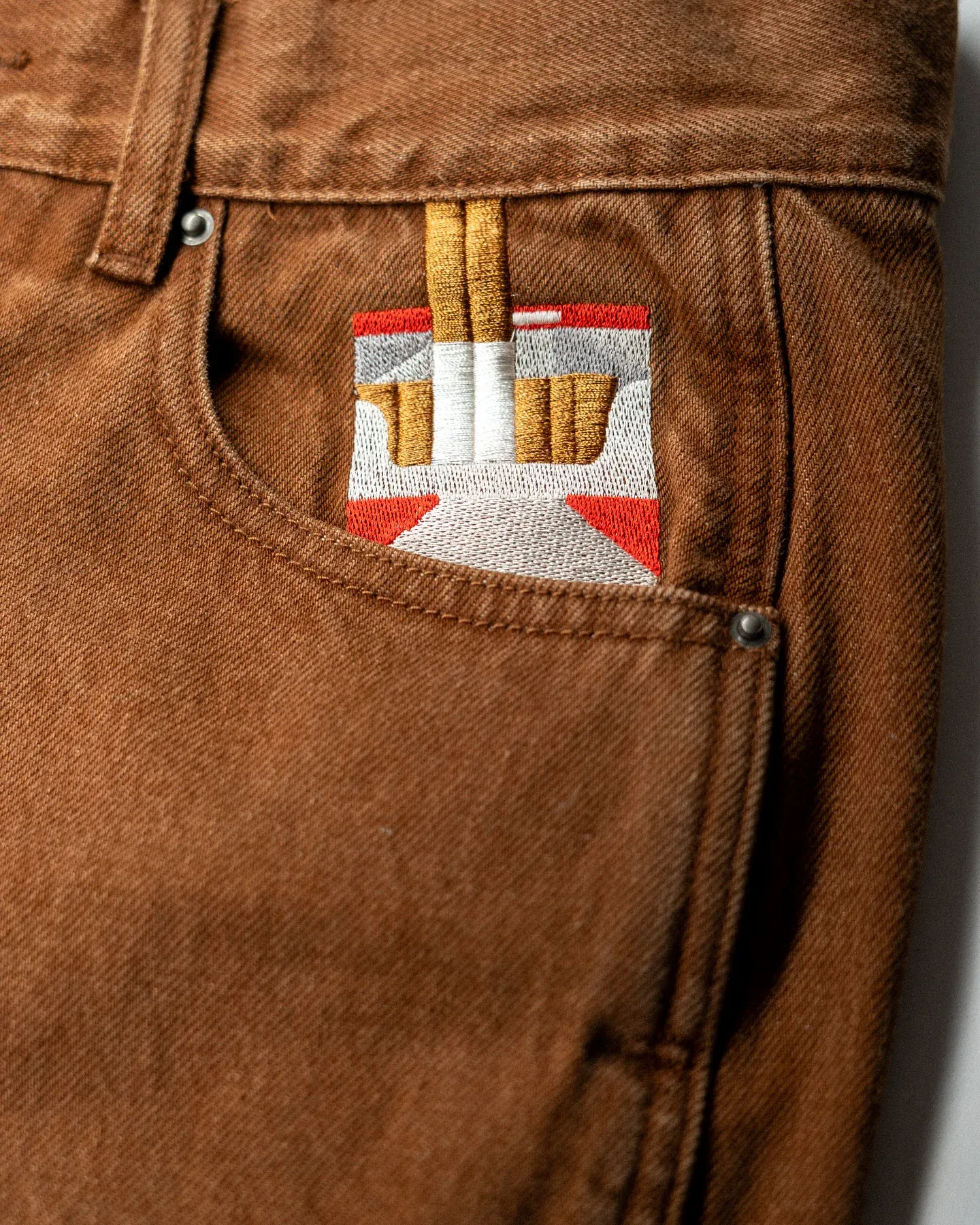 Jeans Tukang Kayu Coklat Kasual Pakaian Jalanan Celana Fashion Detail Kaki Lebar Bordir Saku Berat Pria Wanita Longgar Lembut Y2K