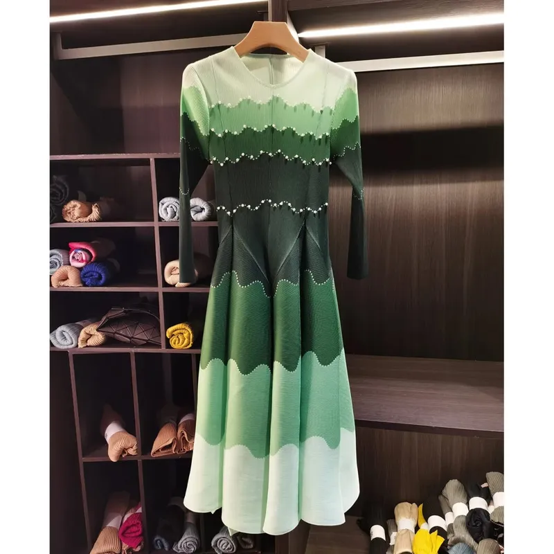 Designed Women's Pleated Dress O-neck Loose Fit High-end Fashion Color Block Beaded Long Sleeve Famale Clothing 2DB6598