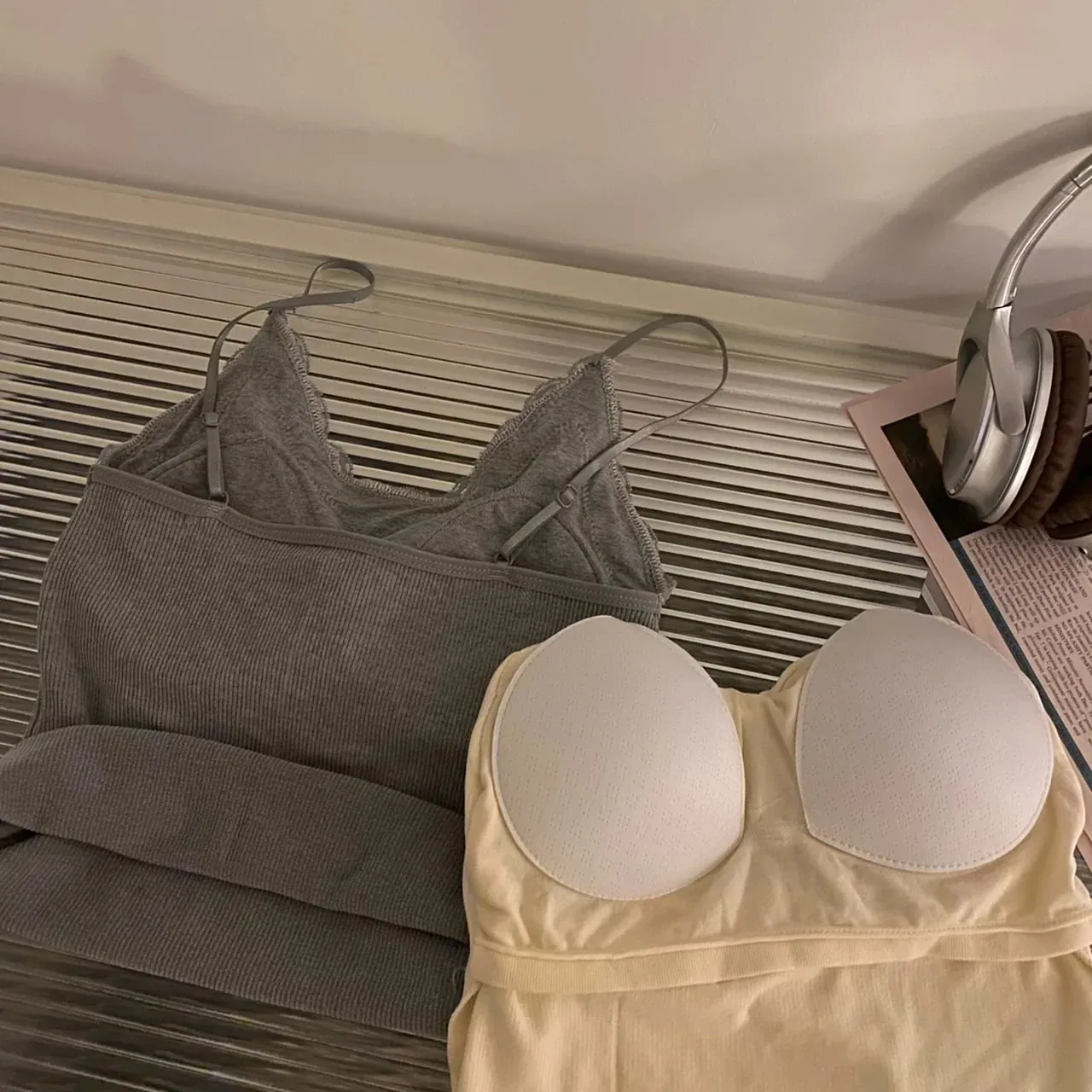 2026 verão fino elegante camis feminino camisola regata sexy sem mangas espartilho topo com almofada no peito doce rendas retalhos colheita topos