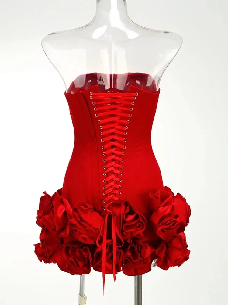 VC Weihnachtskleid, trägerlos, rückenfrei, rot, strukturiert, mit Blumen verziert, Minilänge, figurbetont, Promi-Party-Cocktailkleid
