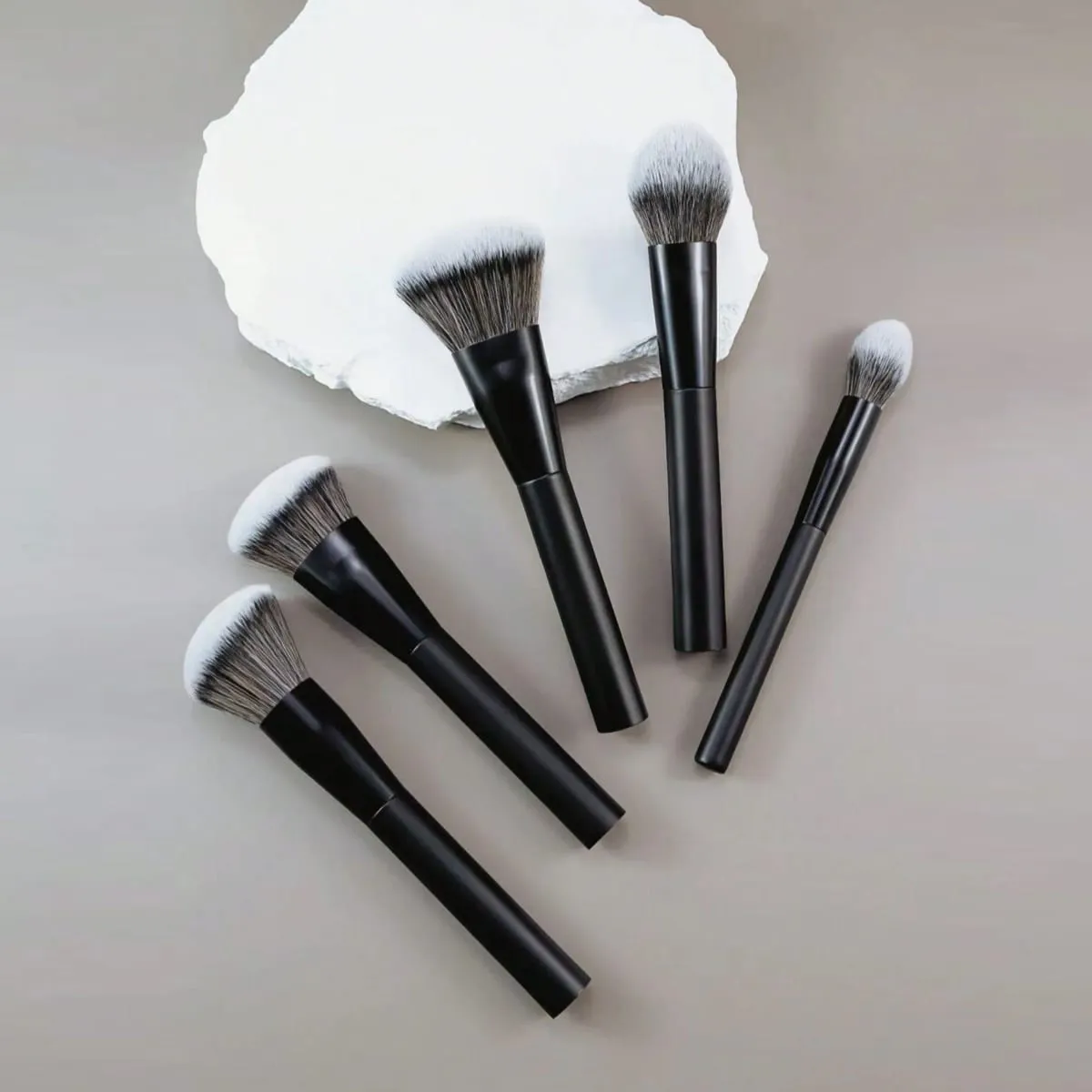 5-piece facial makeup brush set: foundation brush powder brush blush brush concealer brush contour brush blending brush. High-end makeup brushes with oil-coated handles for a comfortable feel. Professional-grade makeup tools with dense soft