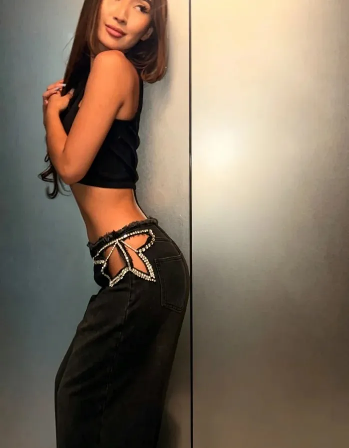 Men Y2K Rhinestone Rivet Decorated Wide Leg Jeans Vintage Washed Distressed Denim Pants Hip Hop Streetwear Baggy Trousers