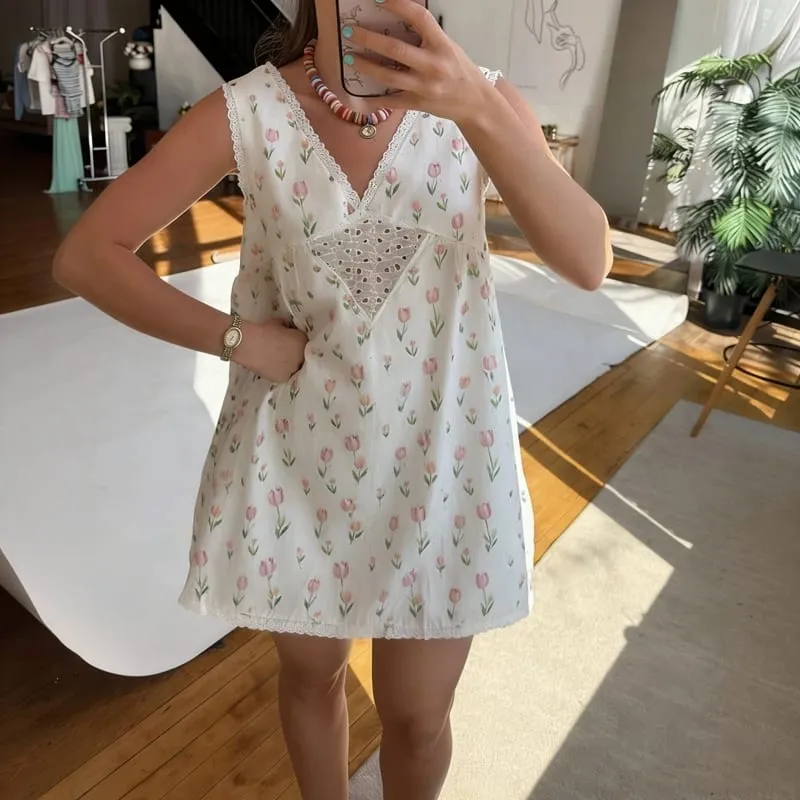 Combhasaki Women Summer Y2K Mini Tank Dress Sleeveless Lace Trim Deep V Neck Trendy Floral Eyelet Beach Loose Fit Short Sundress