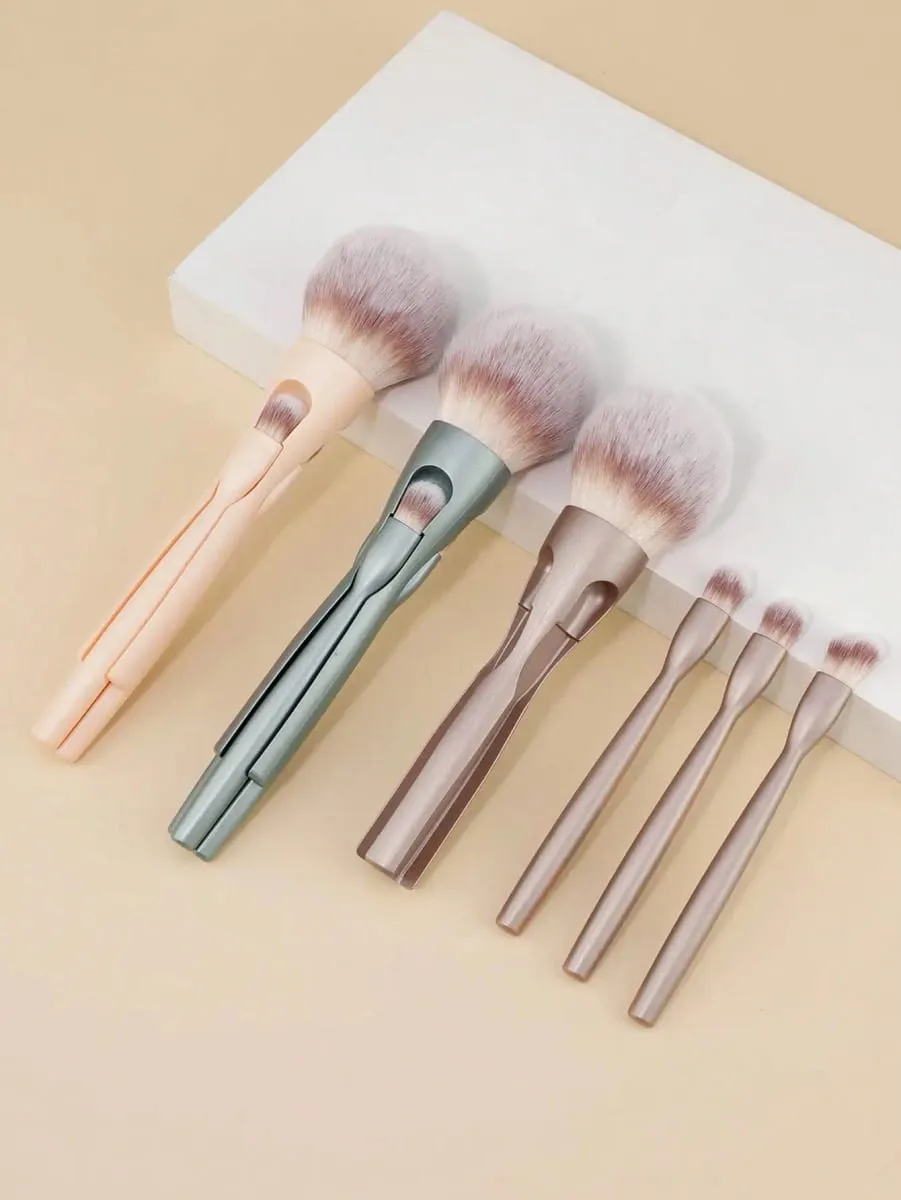 4-Piece Makeup Brush Set Featuring Professional-Grade Brushes Made from High-Quality Synthetic Fibers for a Luxurious Feel.