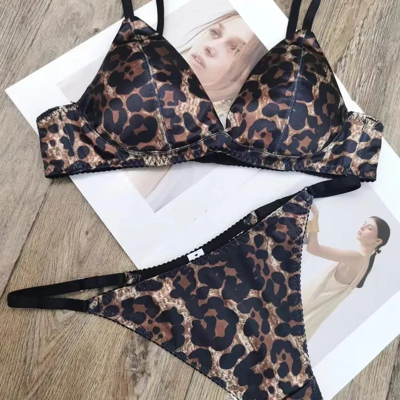 Bra Satin Halus Berlapis Tipis Cangkir Segitiga dan Set Penjepit Pakaian Dalam Lingerie Seksi Mulus Nirkabel Macan Tutul Intim Wanita