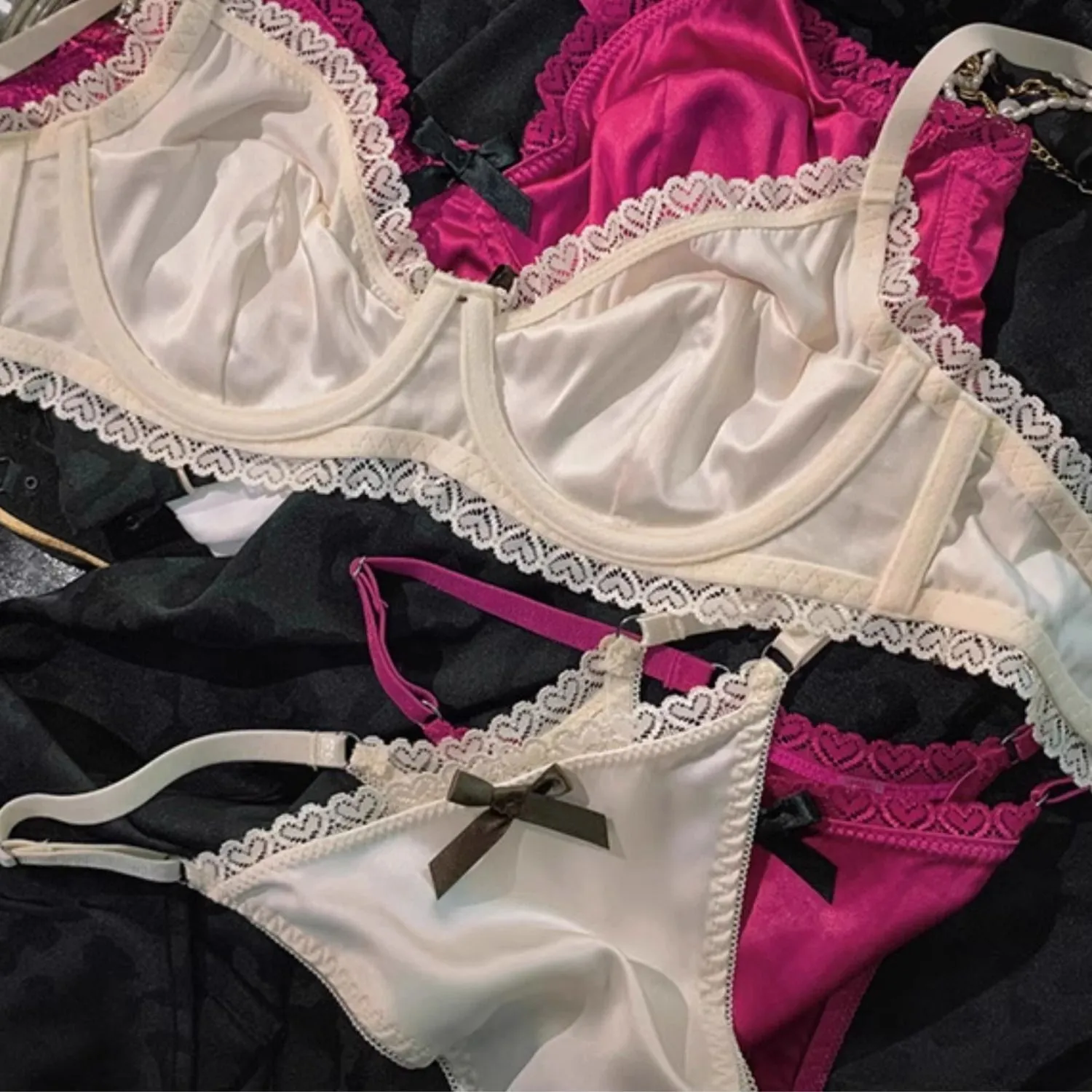 Set Pakaian Dalam Wanita Set Bra Push Up Tembus Pandang Renda Seksi Sutra Es Pakaian Dalam dan Celana Dalam Berkumpul Musim Panas Musim Semi