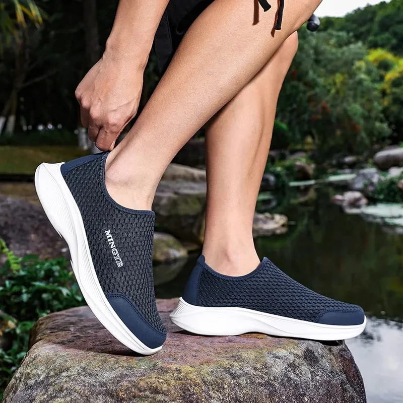 Comfortable and stylish running shoes outdoor sports shoes couple shoes running fitness leisure and casual walking shoes.