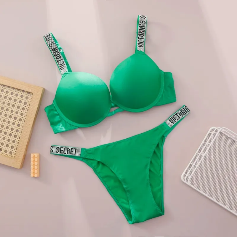 Nuovo set di lingerie in pizzo V Reggiseno e slip Set reggiseno e slip sexy da donna Comodo push up Shapewear regolabile imbottito raccolto