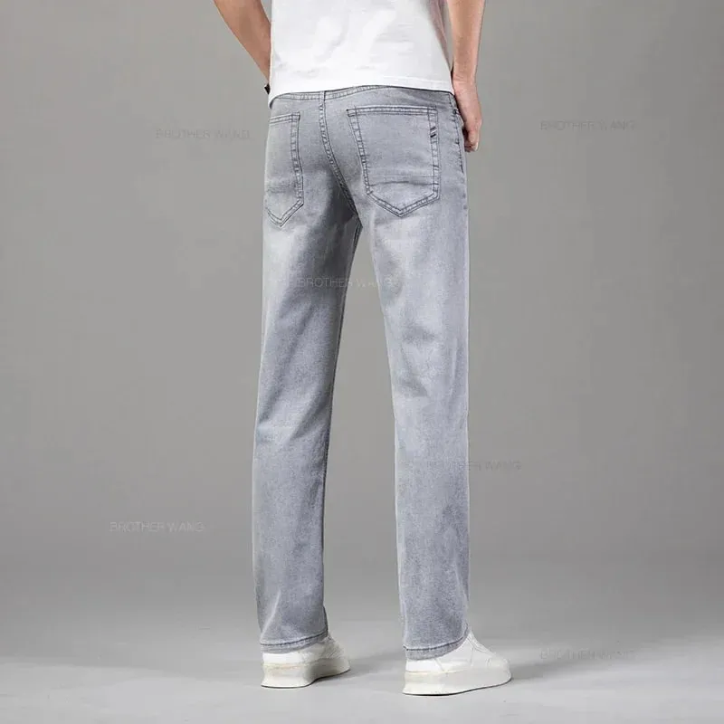 Sommarmärke Herr passform Rak lättvikts stretchjeans i bomull Business Casual Hög midja Tunna ljusgrå jeans herrbyxor