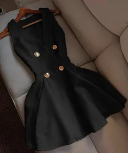 Kvinnor Elegant Sexig Djup V-ringad Lyx Smal Klänning Svart Vit Knapp Mini Korta Klänningar Satin Aftonklänning Sommar Plisserad kjol