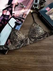 Set reggiseno a coppa triangolare Bralette e slip ultra sottili con stampa leopardata sexy per seni piccoli