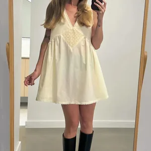 Combhasaki Damen-Sommer-Y2K-Mini-Tankkleid, ärmellos, Spitzenbesatz, tiefer V-Ausschnitt, trendiges Blumen-Ösen-Strandkleid, lockere Passform, kurzes Sommerkleid