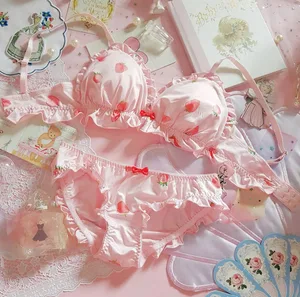 Set reggiseno e mutandine in seta di latte alla fragola Set intimo morbido senza fili Reggiseno Lolita Kawaii e slip rosa