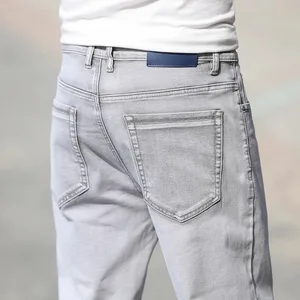 2026 verão nova marca masculina em linha reta solta calças de brim finas simples roupas casuais leve algodão estiramento jeans cinza claro